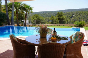 Wunderschöne und modern eingerichtete Ferienvilla mit großem Pool und exklusiver Terrasse mit Blick auf die Berge
